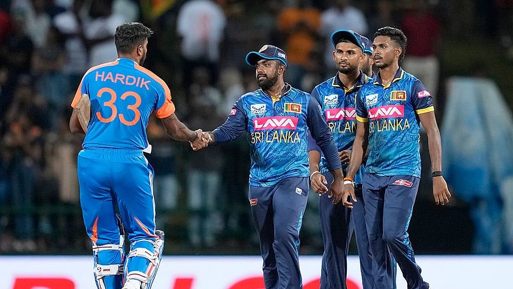 | Photo: AP/Eranga Jayawardena : Charith Asalanka congratulates Hardik Pandya